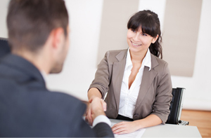 femme acceptant un candidat à l'emploi